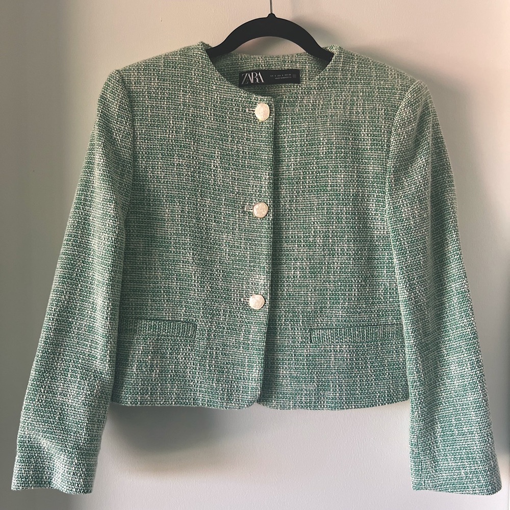 Barely worn, perfect for both office and casual outfits. Excellent condition!